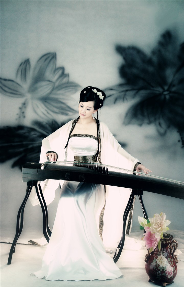 中国风美女弹奏古筝