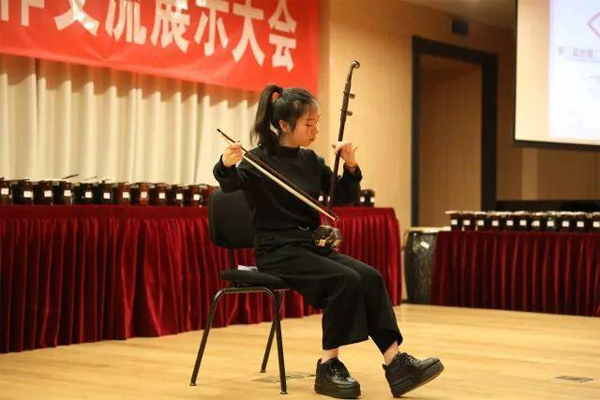 中国音乐学院学生黄晓晴试奏二胡