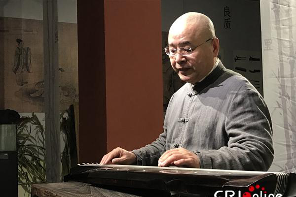著名古琴演奏家郭怀瑾在为现场听众示范琴曲《普庵咒》