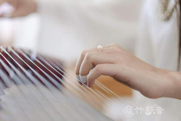 古筝演奏哪个点弹最合适及指甲触弦多深才合适？