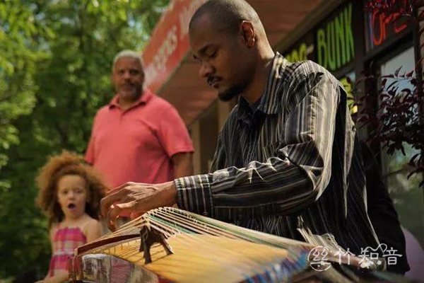 美国非裔古筝演奏家贾瑞尔·巴顿在弹奏古筝