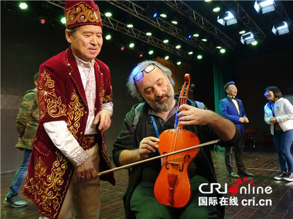 土耳其《每日晨报》文化专栏总监格克桑·格克塔什与伊犁州歌舞团的艺术家合作演奏