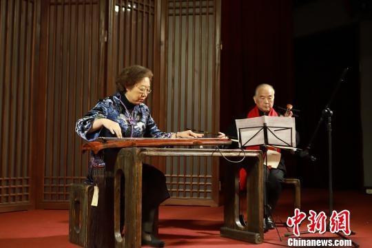 上海音乐学院教授戴晓莲（左）和日本的琴家坂田进一（右）