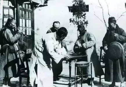 刘天华（后排左2）与民间艺人一起奏乐