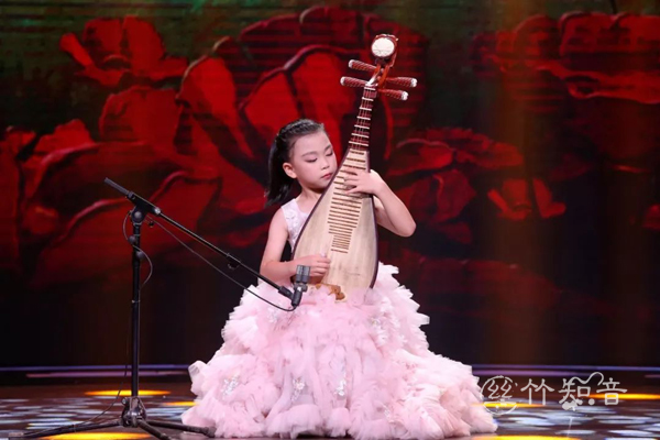 中国器乐电视大赛 7岁乐清女童抱琵琶弹进复赛